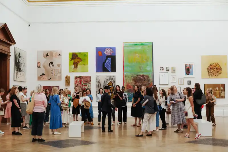 Fuga dal sistema: perché il mondo dell'arte rischia di perdere la sua metà migliore