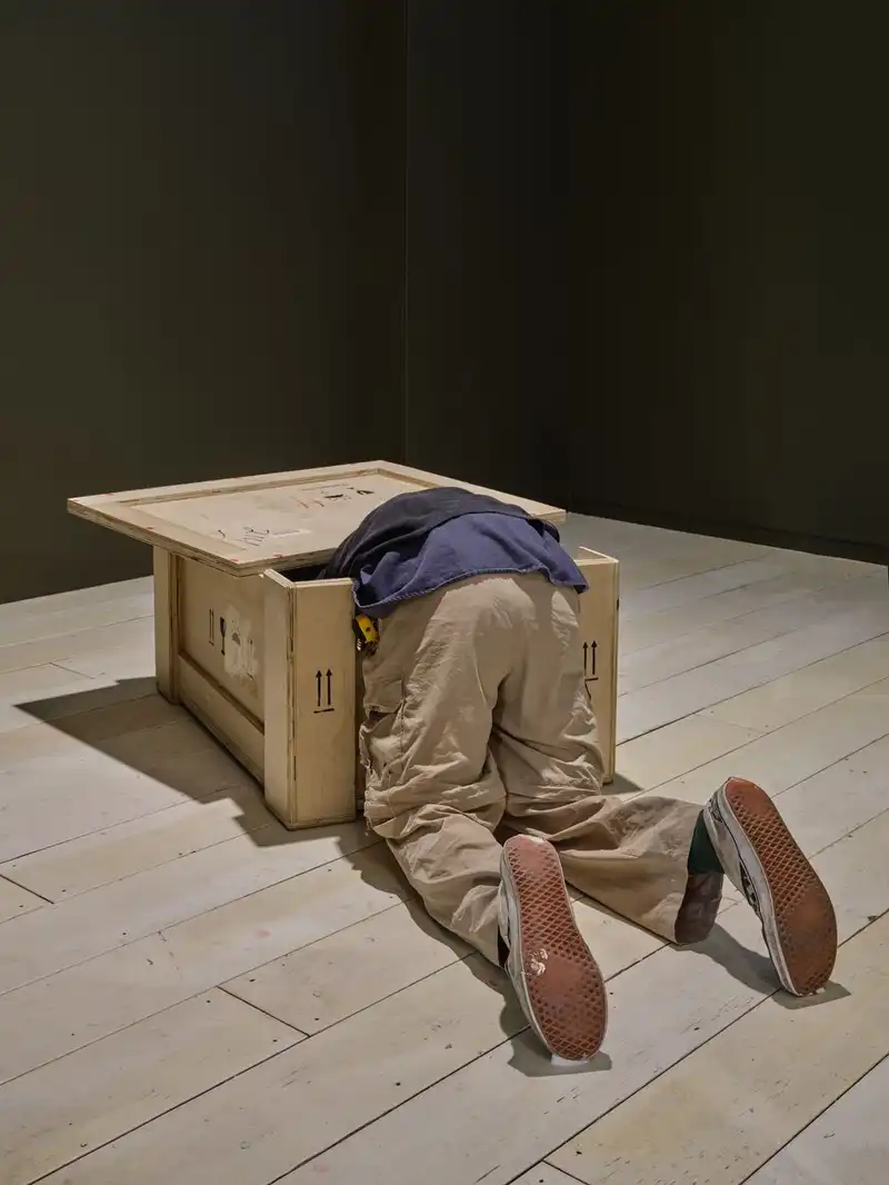 Scultura scambiata per emergenza: la polizia sfonda la porta della galleria
