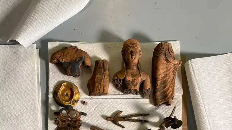 Un pozzo rituale con manufatti integri e resti umani scoperto a Marzabotto