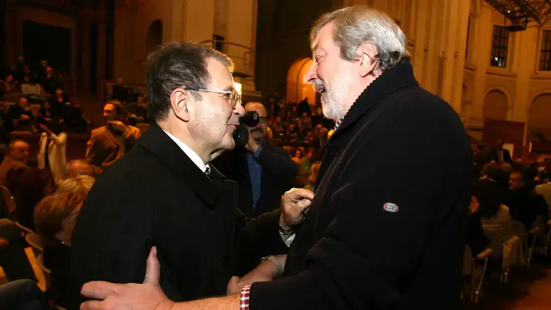 Applausi alla Camera per Guccini: 'Un poeta e maestro'. Prodi: 'Perdo un amico'