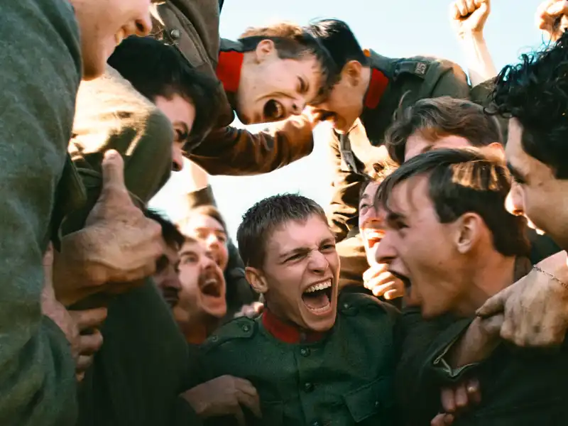 Lukas Dhont rivendica fragilità e arte come forma di resistenza: il film “Coward” a Cannes 79