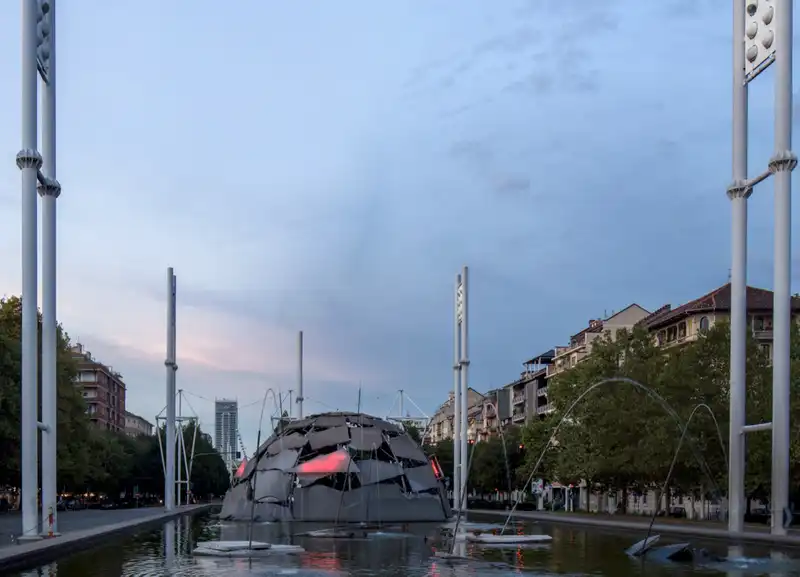 A Torino torna a funzionare la gigantesca Fontana Igloo di Mario Merz