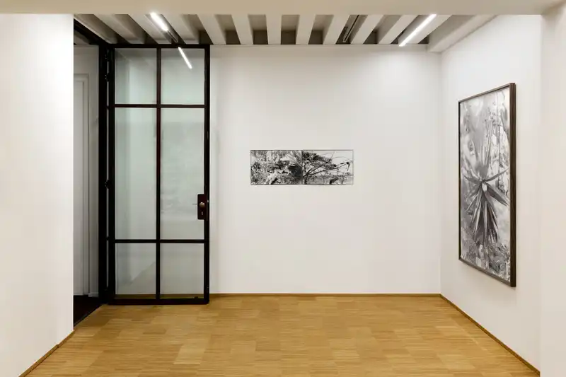 Cercare la verità attraverso la finzione. Lo fa una mostra di fotografia da vedere a Milano