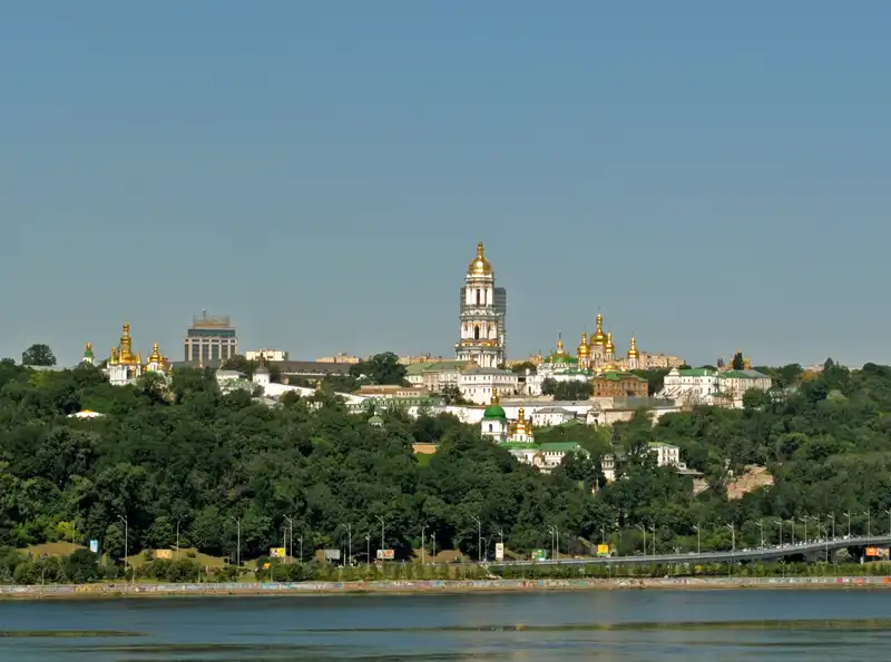 Kiev sotto attacco: colpita la Lavra delle Grotte, in fiamme il monastero patrimonio UNESCO