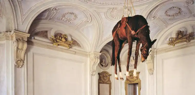 Alla Neue Nationalgalerie di Berlino aprirà la nuova grande mostra di Maurizio Cattelan