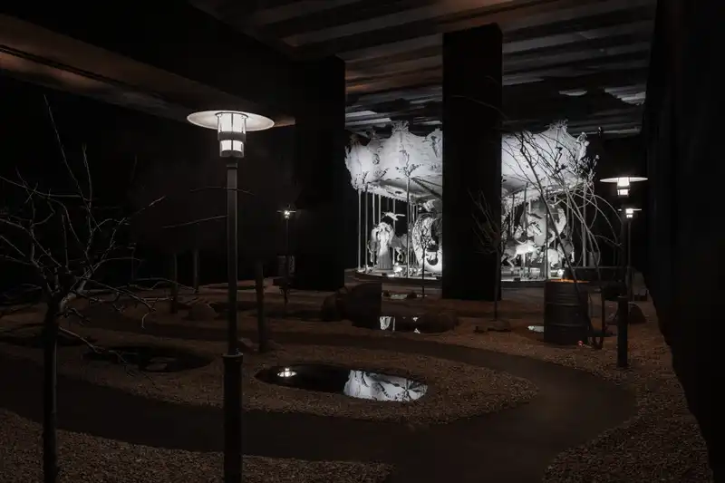 Una giostra per danzare con la morte: Hans Op de Beeck allo Scompiglio